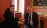 Belluno: Assia Belhadj consegna una copia del suo libro al sindaco