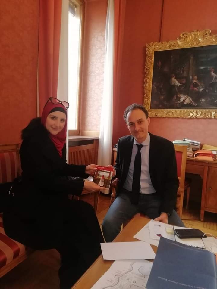 Belluno: Assia Belhadj consegna una copia del suo libro al sindaco
