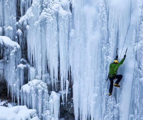 Iceclimber austriaco muore dopo volo da cascata di ghiaccio