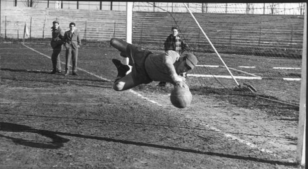 Ex portiere del Milan dona 3 case alla Regione