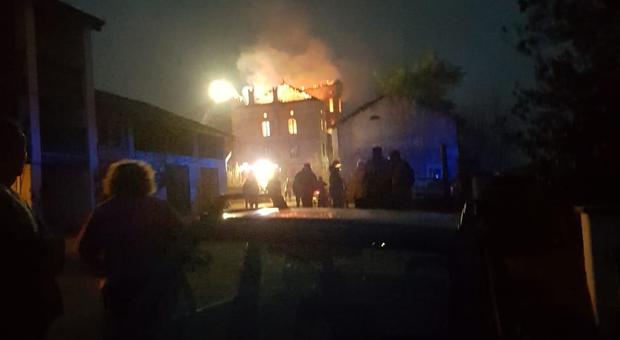 Incendio a Palazzo Donce: vigili del fuoco al lavoro per ore