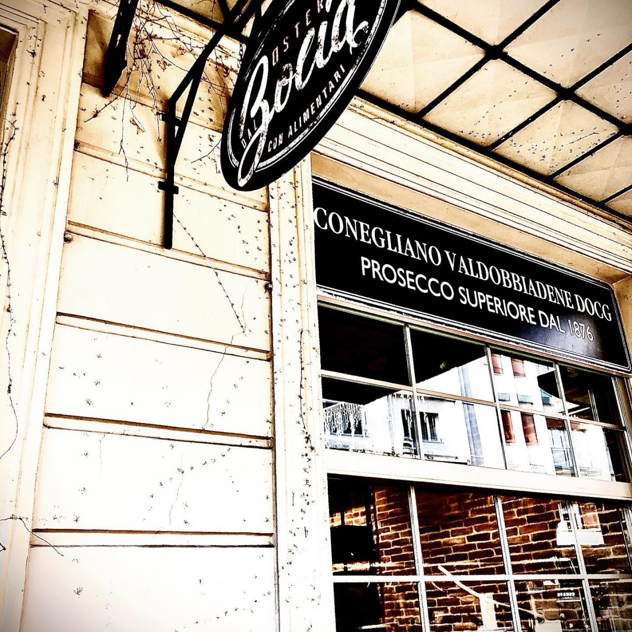 Barista non gli da da bere, lui lo aggredisce: serata folle a Belluno