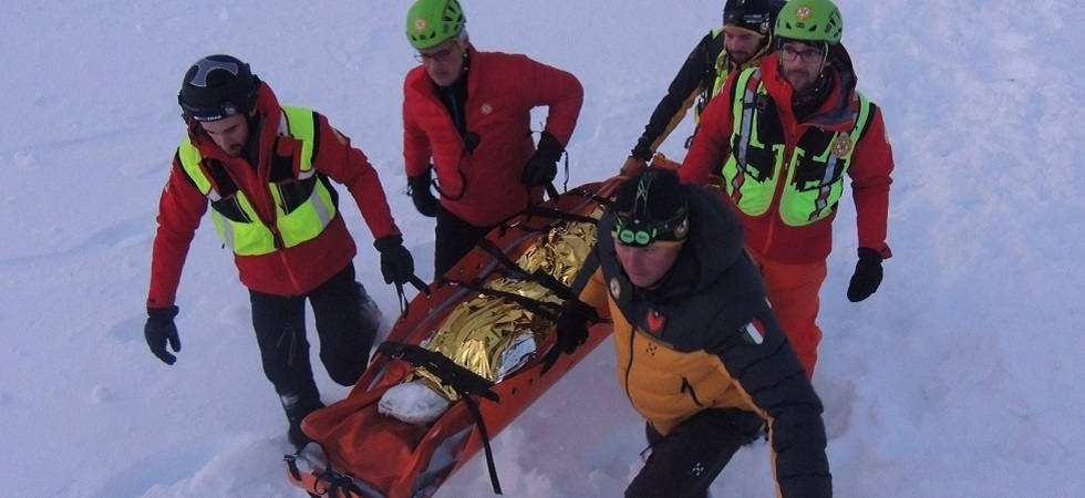 Scialpinista scivola da pendio per 50 metri e muore sulle Dolomiti