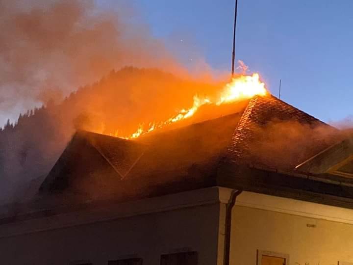 Zoppè di Cadore: a fuoco il tetto del Municipio