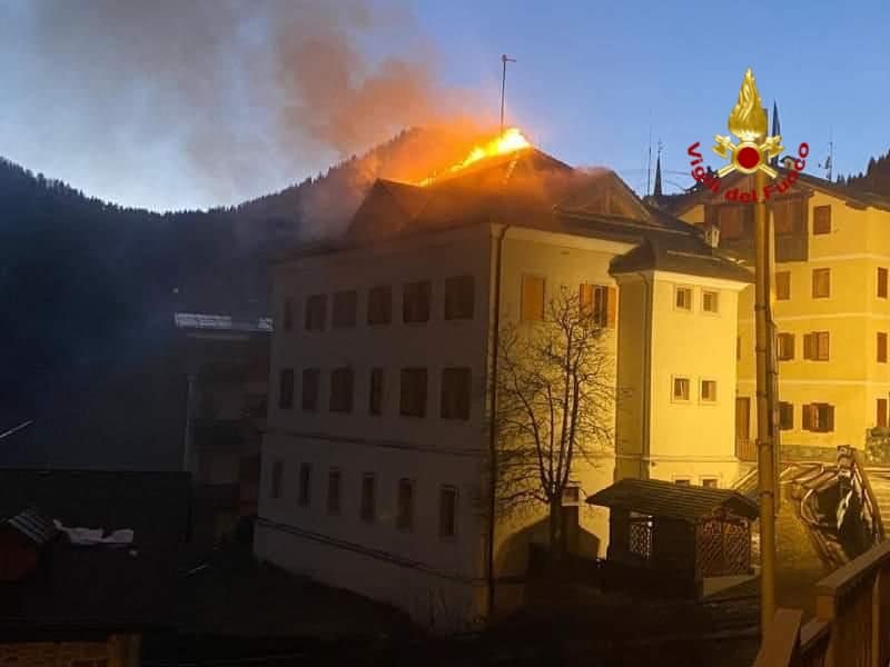 Zoppè di Cadore, l’incendio sotto controllo GALLERY