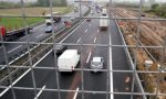 Lancia un masso di 8 kg dal cavalcavia dell’autostrada: arrestato VIDEO