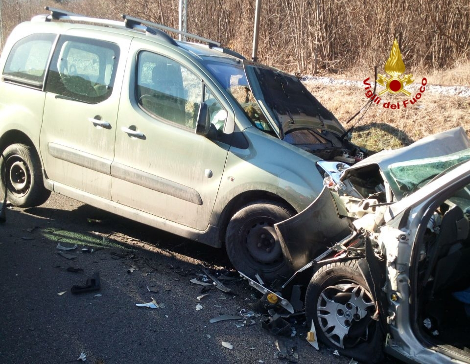 Belluno, frontale fra due auto: due feriti