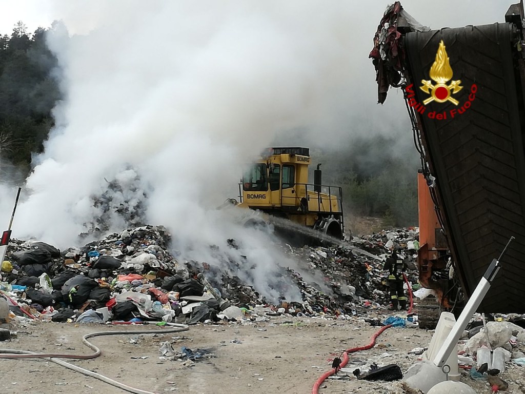Cortina, incendio in una discarica: intervengono i vigili del fuoco