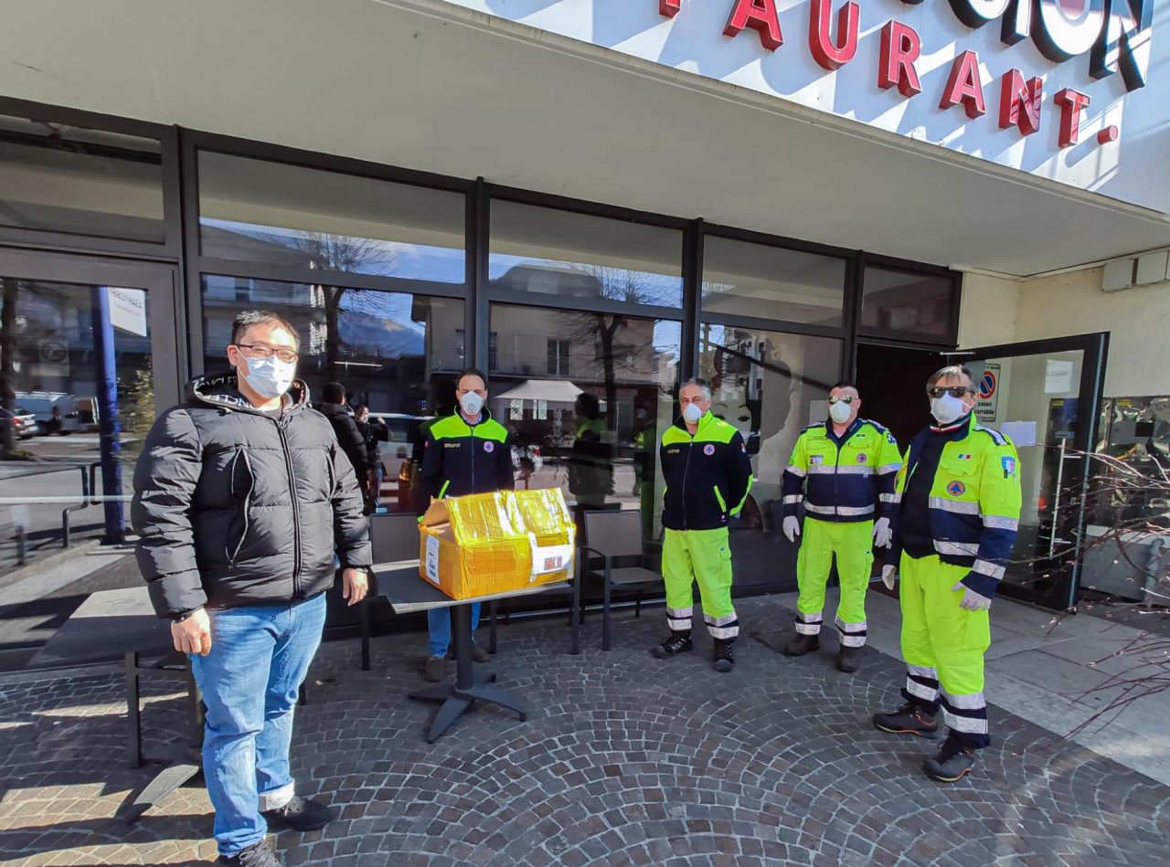 Un cinese “bellunese” dona 2000 mascherine alla città