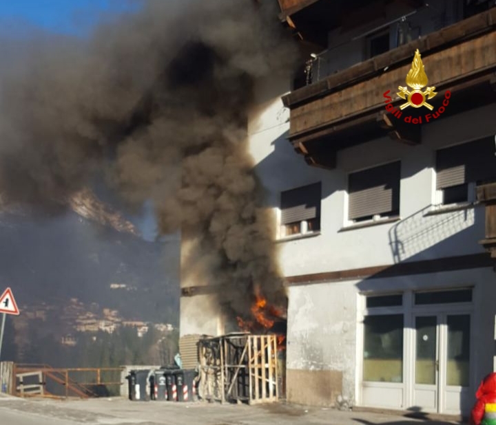 Lozzo di Cadore: si incendia magazzino, attimi di paura per un gruppo di cinesi