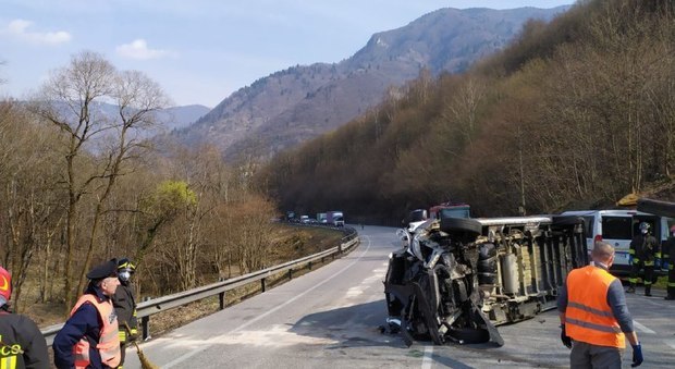 Belluno: si rovescia furgone della Protezione Civile carico di mascherine