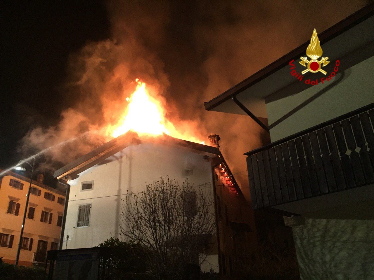 Ospitale di Cadore, le fiamme divorano il tetto di un’abitazione