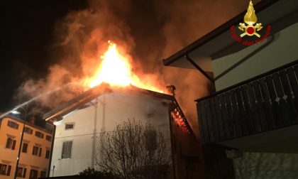 Ospitale di Cadore, le fiamme divorano il tetto di un'abitazione