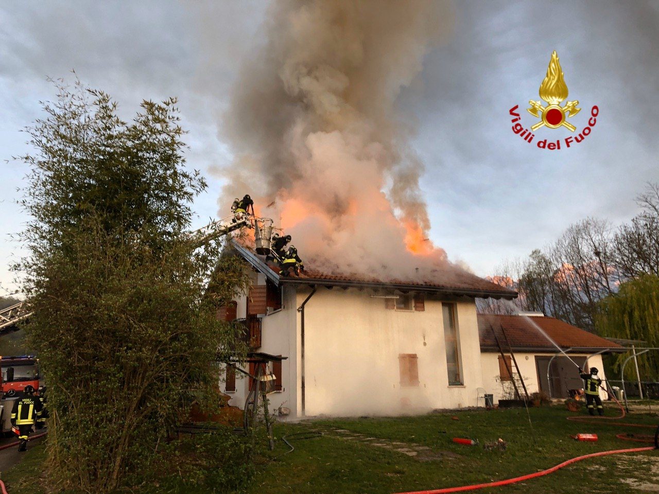 Incendio nel feltrino, abitazione in fiamme GALLERY