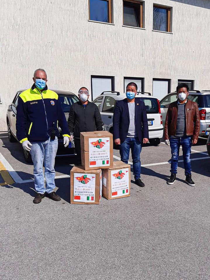 Regala 4000 mascherine al comune: multato per un caffè