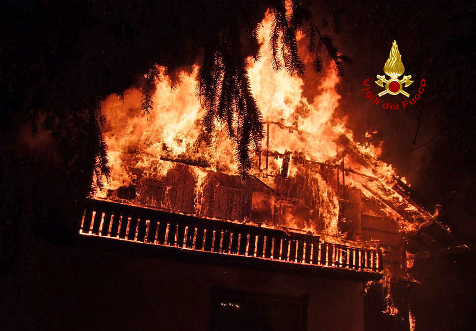 Cortina, a fuoco la villa set di cinepanettoni e per Sorrentino
