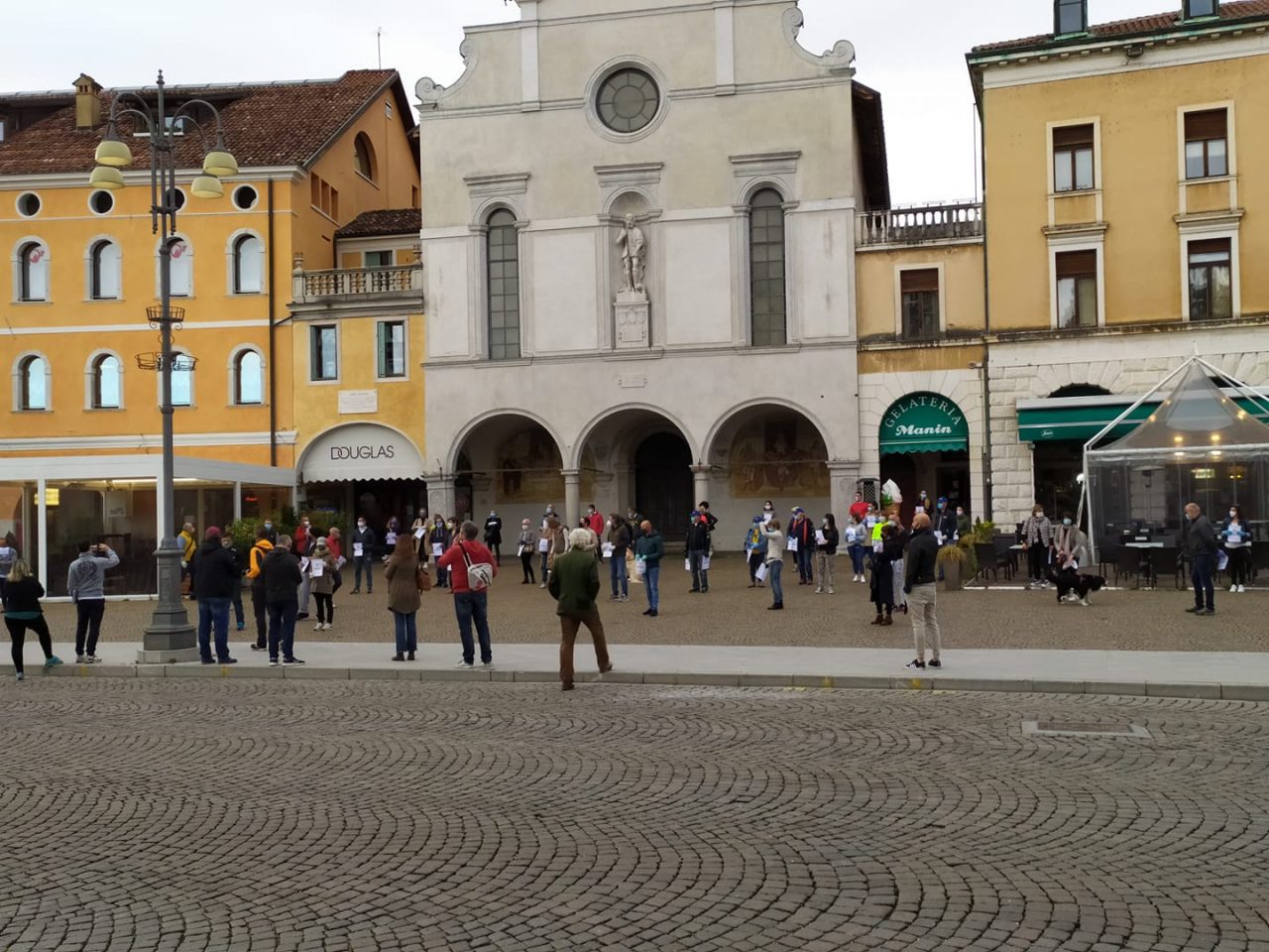 Belluno, il flash mob silenzioso dei commercianti del centro