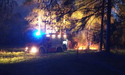 Noach, piromane incendia balle di fieno all'alba: sul posto i vigili del Fuoco