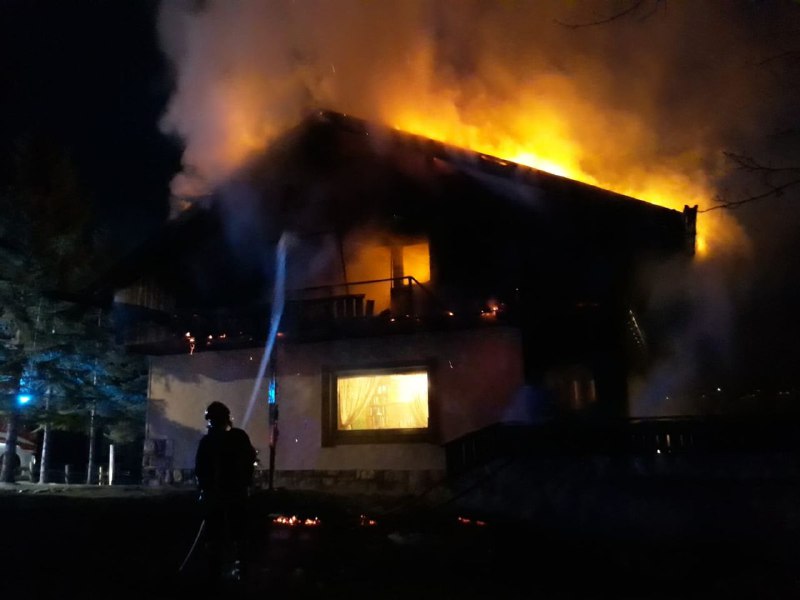 Incendio all’alba: brucia un maso a Crignes