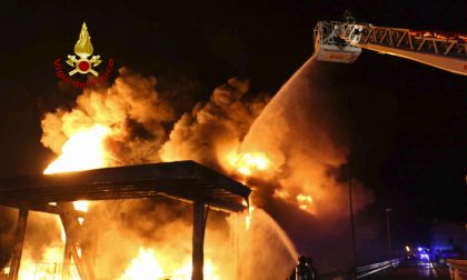 Fiamme divorano il capannone industriale ditta Geo&Tex 2000 GALLERY