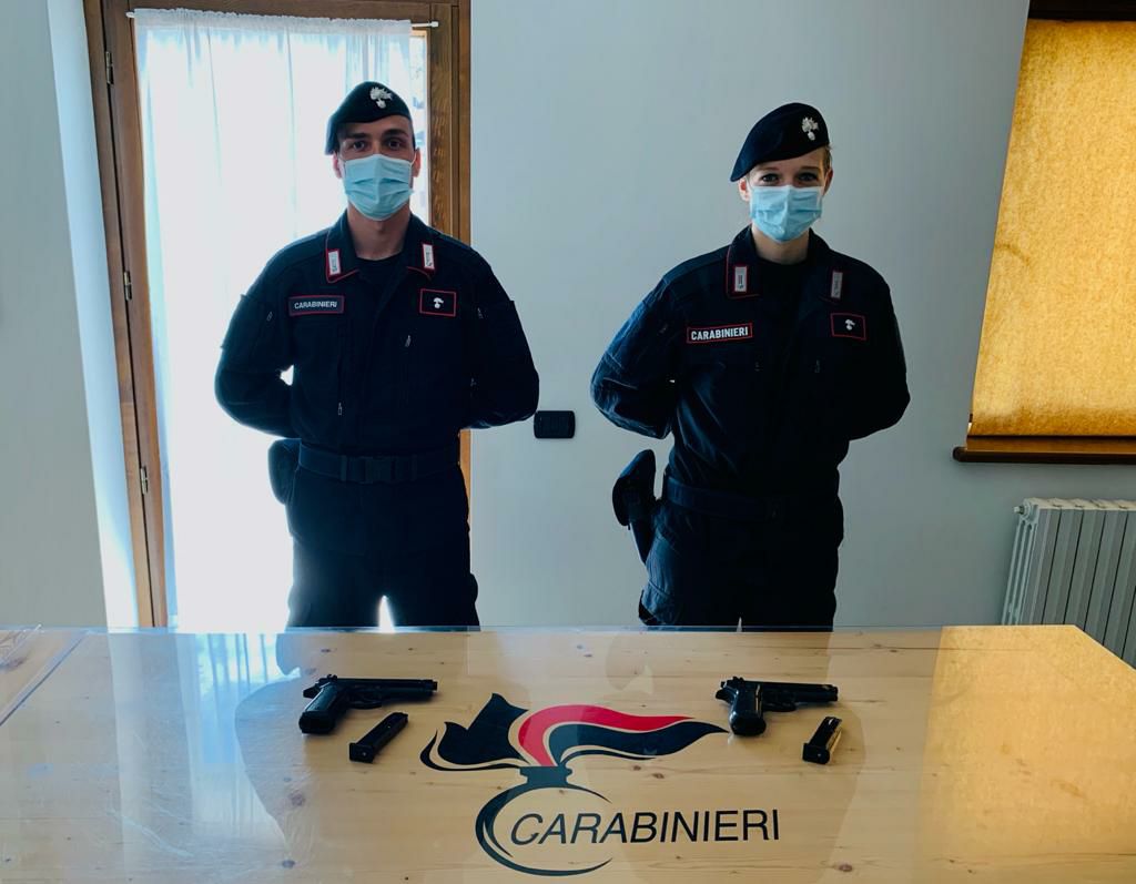 Cortina, minacciano avversario in amore con scacciacani: denunciati