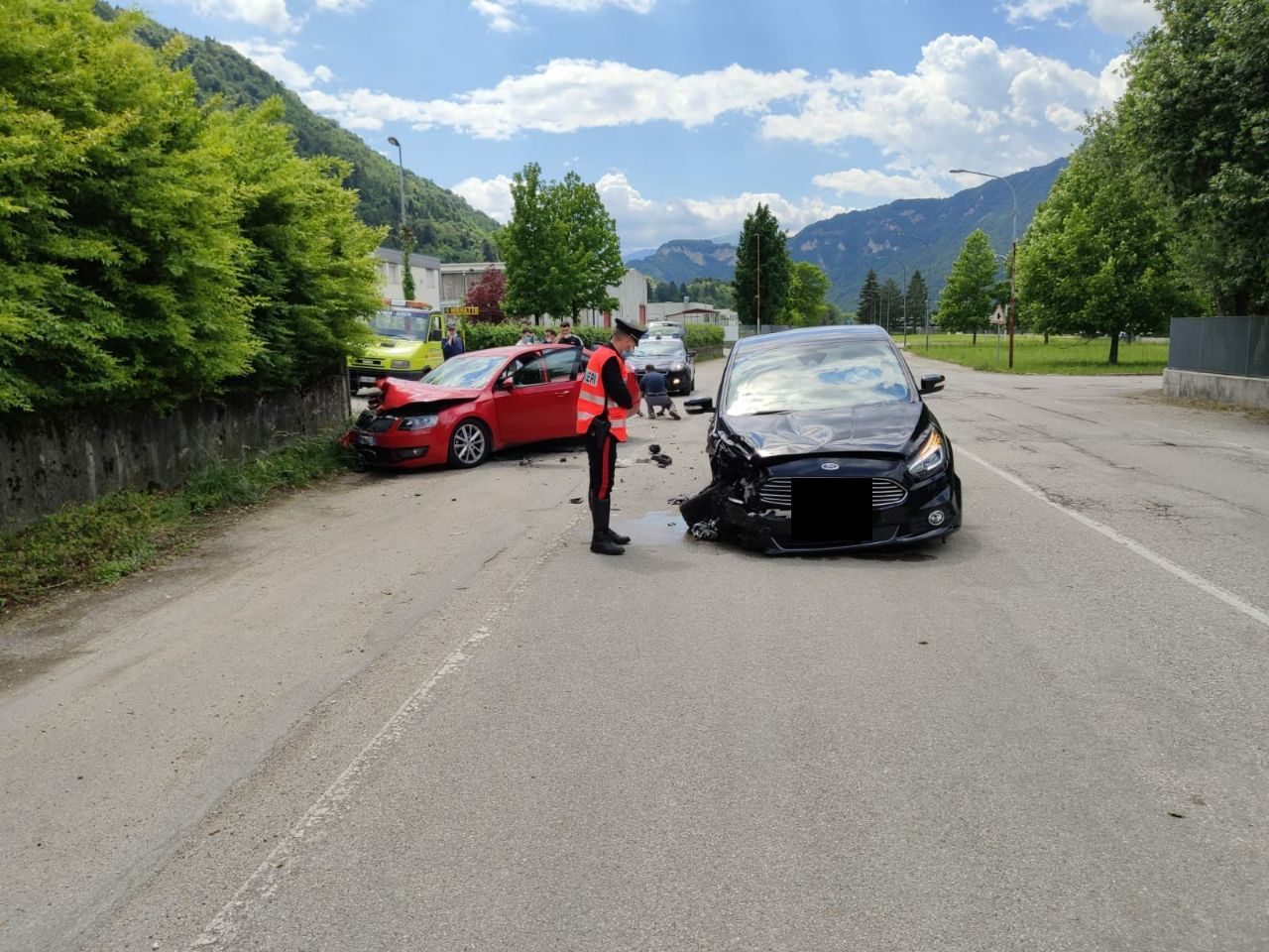 Schianto tra auto a Fonzaso: due feriti lievi