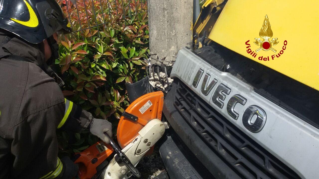 Belluno, esce di strada con il furgone: soccorso dai Vigili del Fuoco