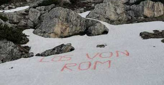 “Los von Rom”, a Cortina compare il motto dei sudtirolesi