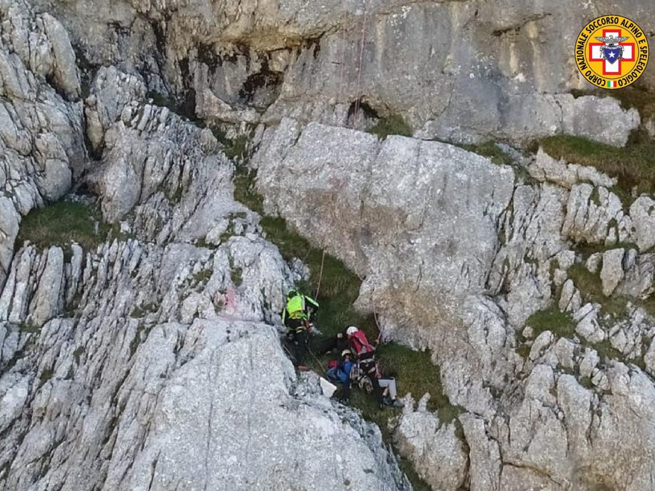Alpinista precipita nel vuoto:intervento in parete per l’equipaggio di Falco