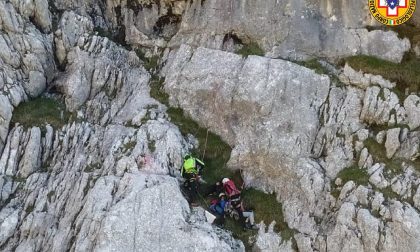 Alpinista precipita nel vuoto:intervento in parete per l'equipaggio di Falco