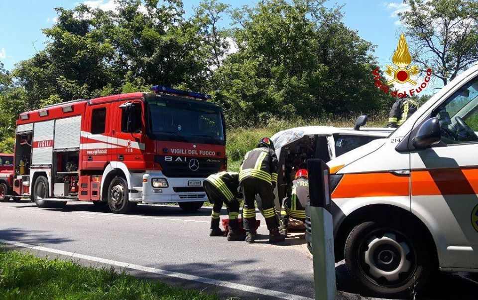 Perde il controllo del furgone: ferito un uomo