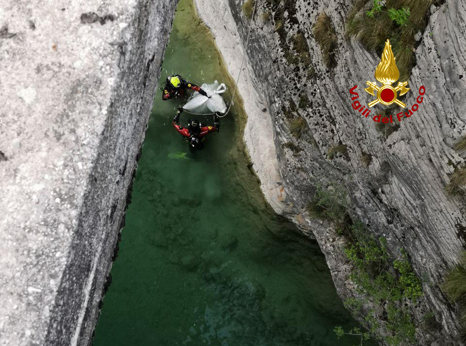 Maiali morti in forra a Longarone: i vigili del fuoco li recuperano