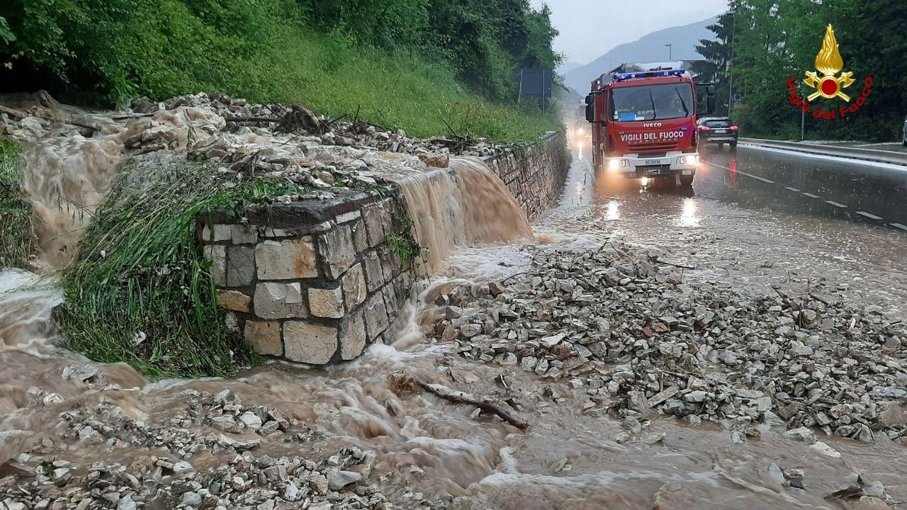 Pietrisco sulla strada, i vigili del Fuoco intervengono nel Feltrino