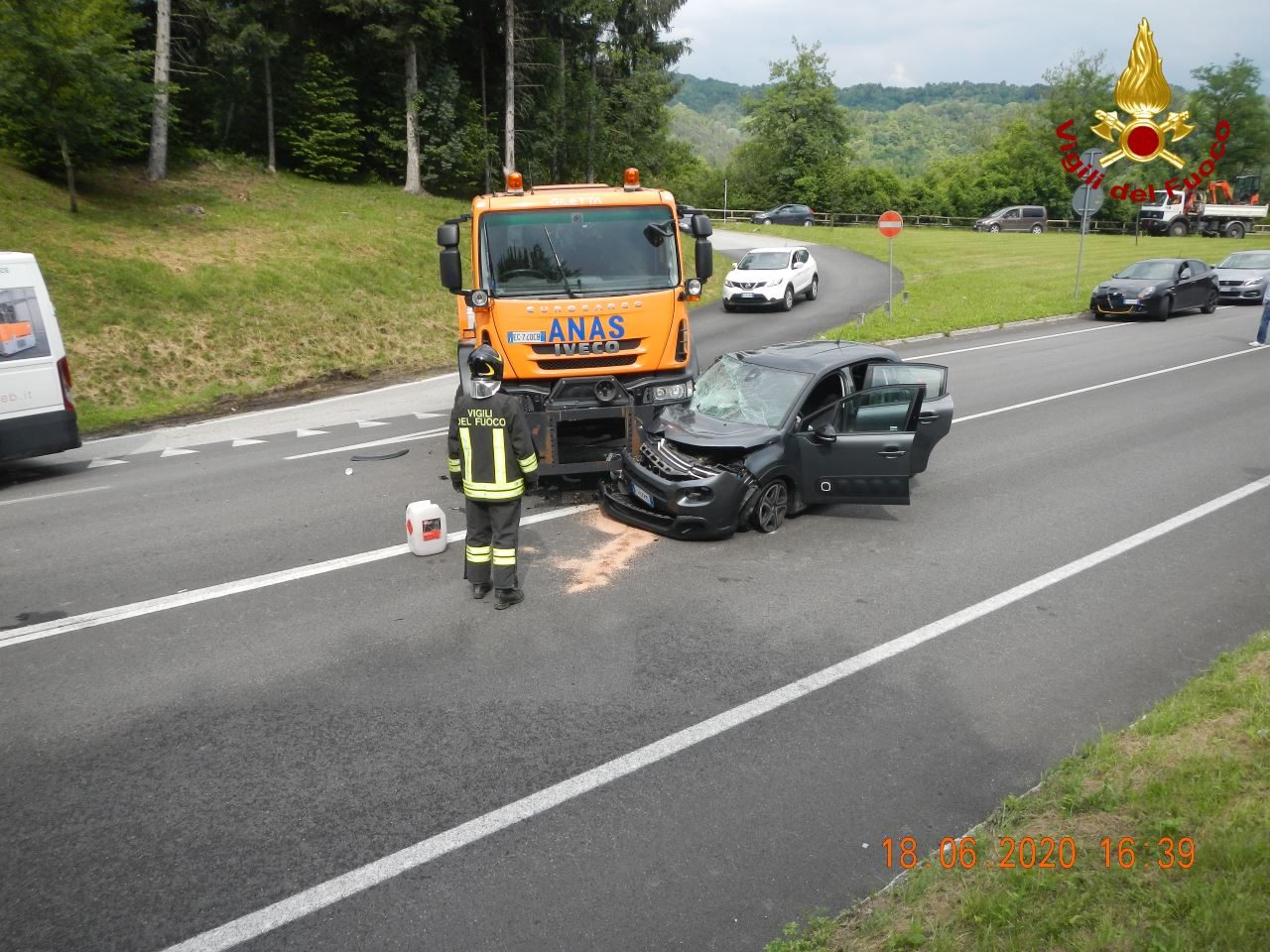 Mezzo dell’Anas contro auto a Ponte nelle Alpi : devono intervenire i Vigili del fuoco