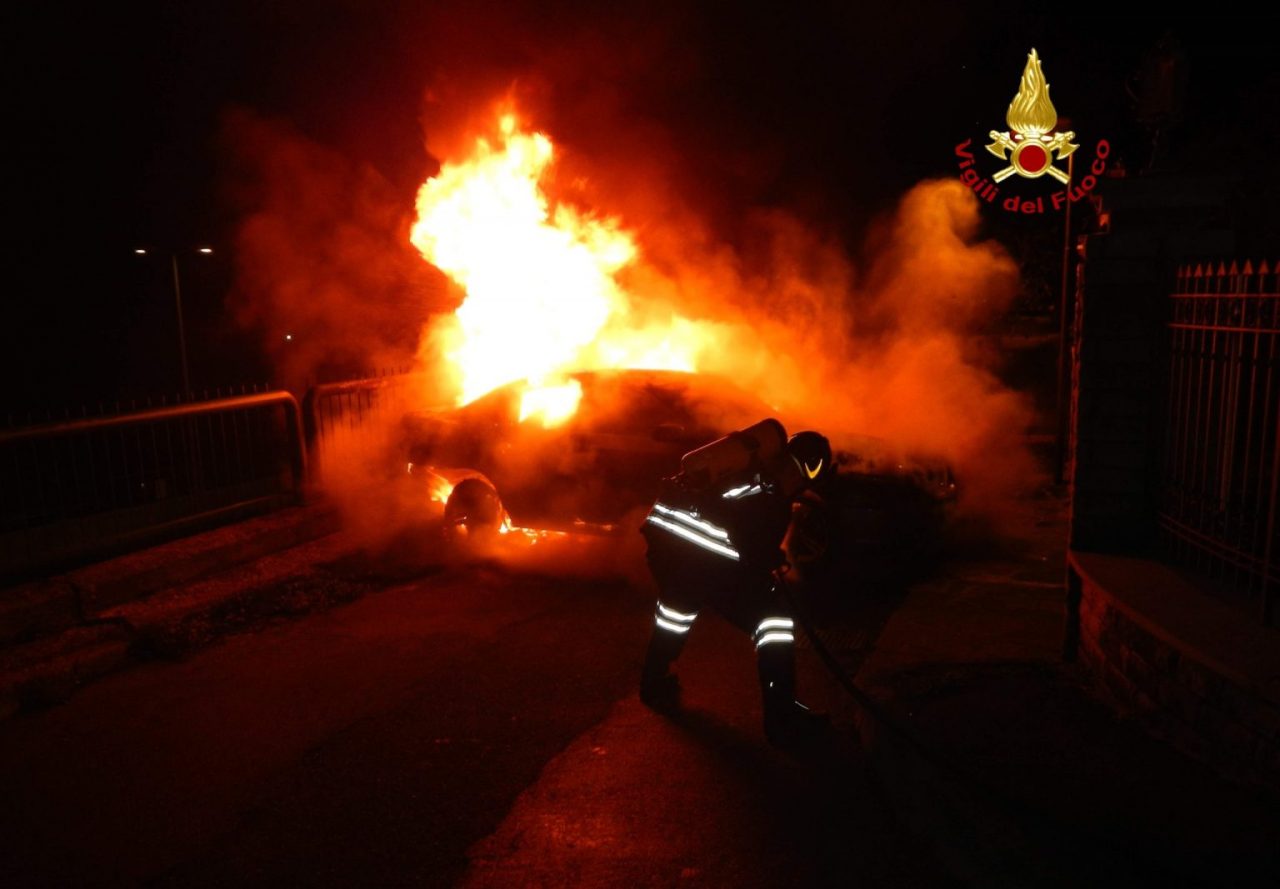 Auto a fuoco a Longarone: i Vigili del fuoco domano le fiamme