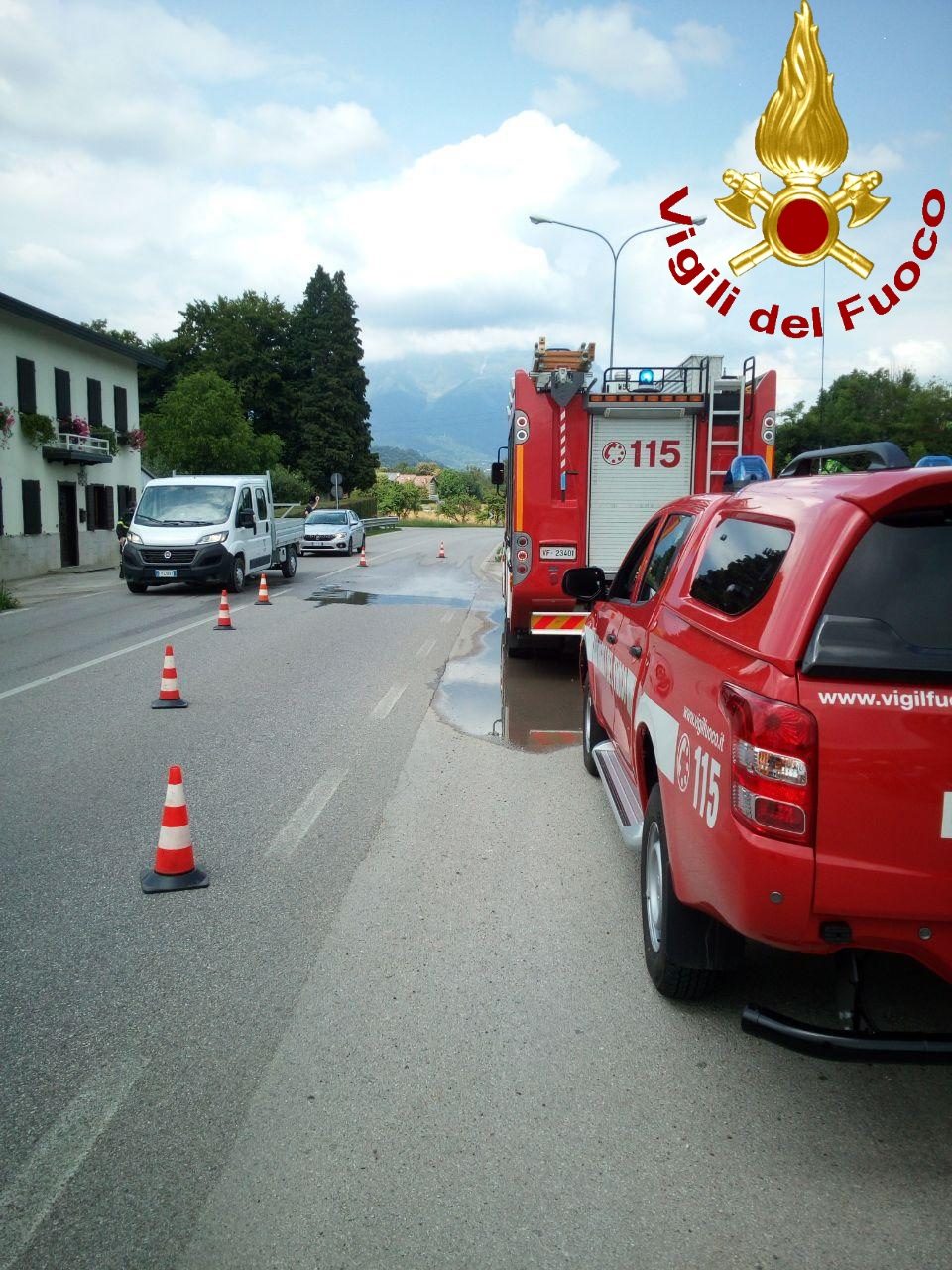 Belluno, i vigili del fuoco intervengono per una perdita d’acqua sulla SS50