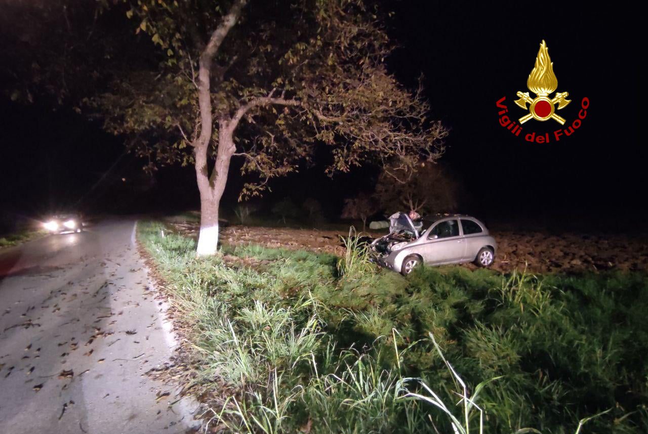 Perde il controllo dell’auto e si schianta contro un albero a Feltre: donna ferita