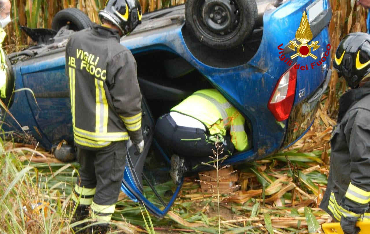 Fuori strada a Santa Giustina, l’auto si rovescia in un campo di mais: conducente estratta dai pompieri