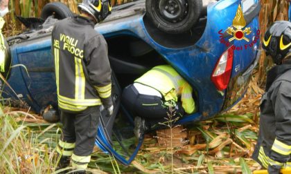 Fuori strada a Santa Giustina, l'auto si rovescia in un campo di mais: conducente estratta dai pompieri