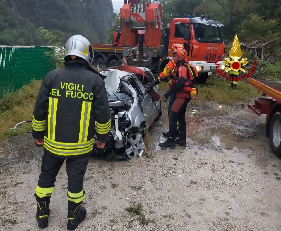 Auto finita nel torrente Cordevole recuperata ieri dai Vigili del fuoco – FOTO