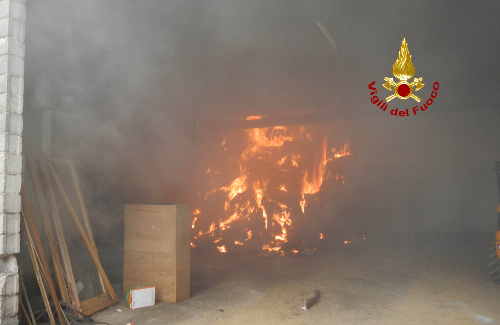 Maxi incendio nel capannone di un'azienda agricola a Sedico: in salvo 50 tori - FOTO