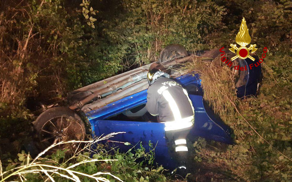 Ponte nelle Alpi, auto rotola nella scarpata: un ferito