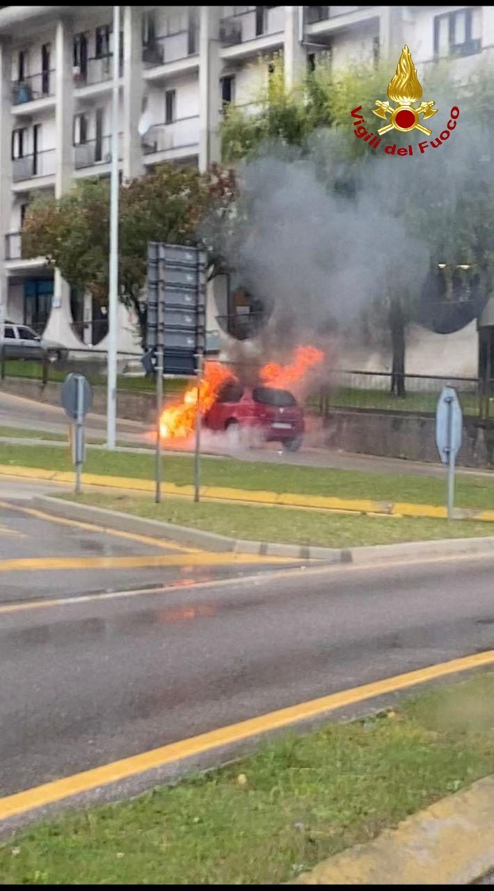 Auto alimentata a gas in fiamme a Longarone, intervengono i Vigili del fuoco – FOTO