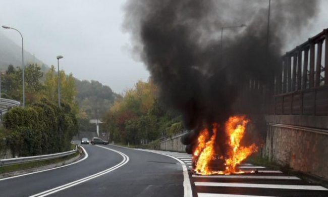 Statale 51 Alemagna, auto in fiamme sul raccordo con l’A27 – FOTO