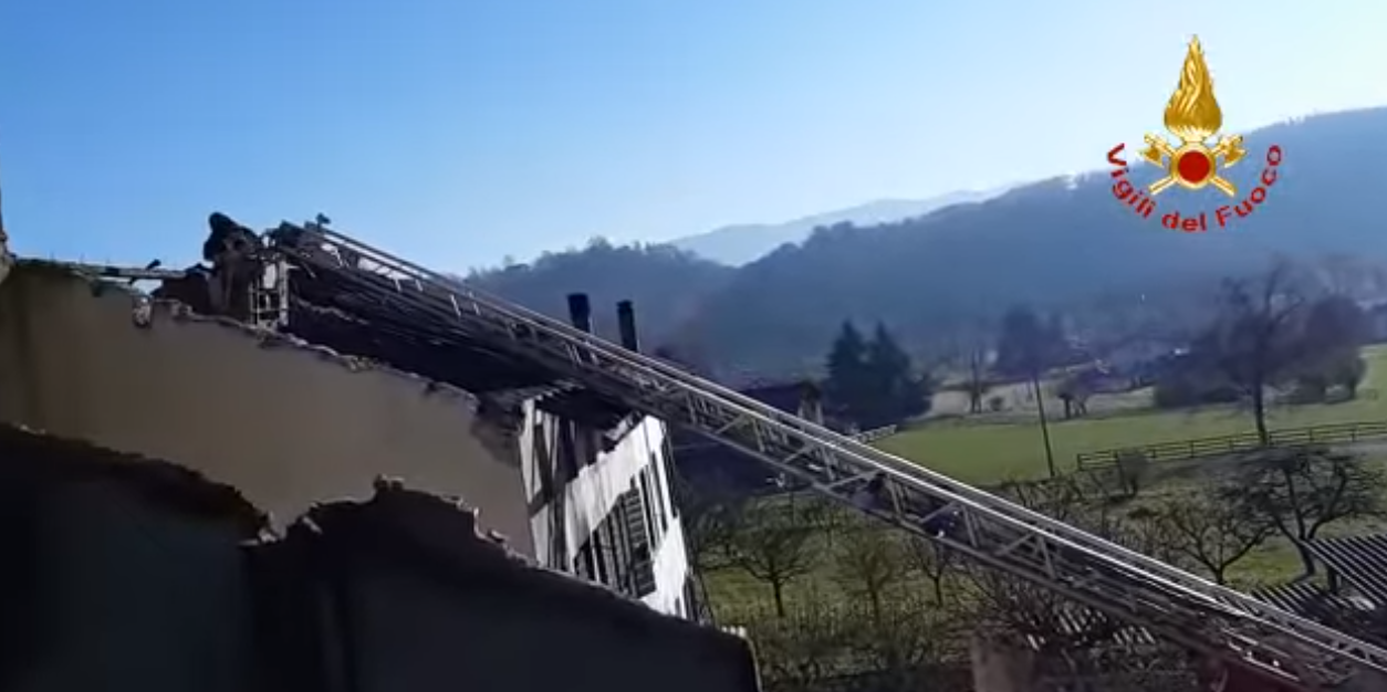 Incendio Feltre circoscritto all’abitazione: ultimate le operazioni di bonifica – VIDEO