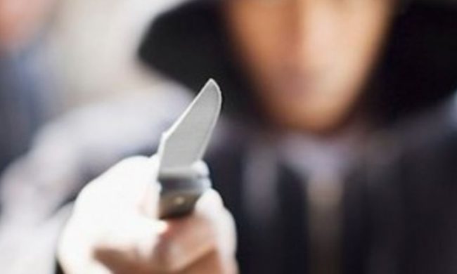Uomo armato a Belluno: portato in Questura estrae dalle mutande un secondo coltello