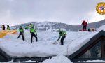 Sgombero neve sui tetti del Comelico: soccorritori da tutto il Veneto al lavoro - FOTO
