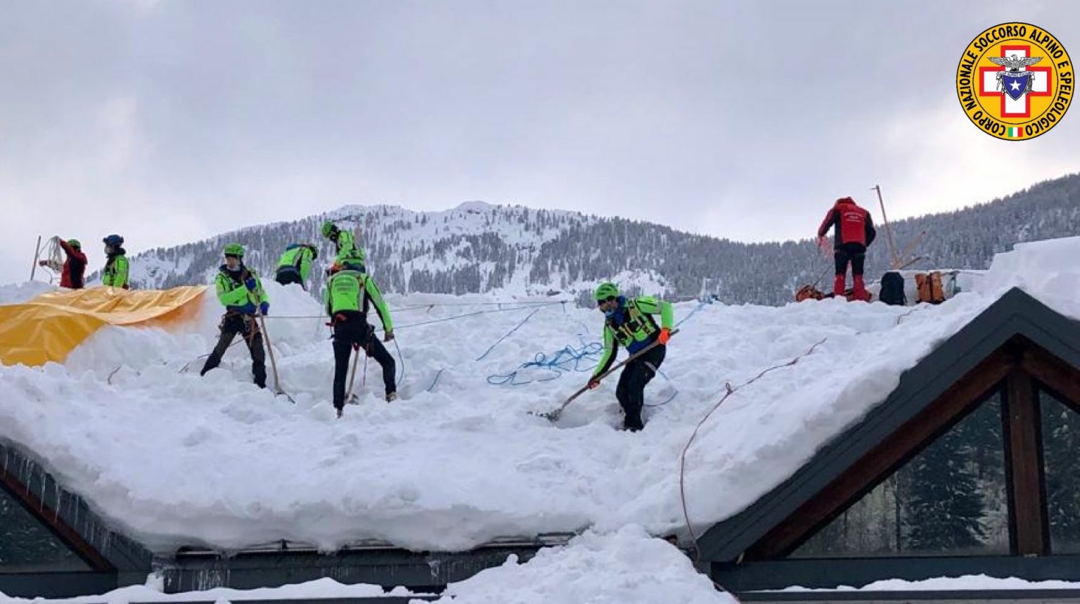 Sgombero neve sui tetti del Comelico: soccorritori da tutto il Veneto al lavoro - FOTO