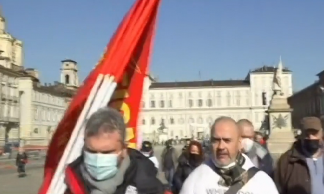 Sciopero con corteo dei lavoratori, l’appello: “Draghi aiutaci!”