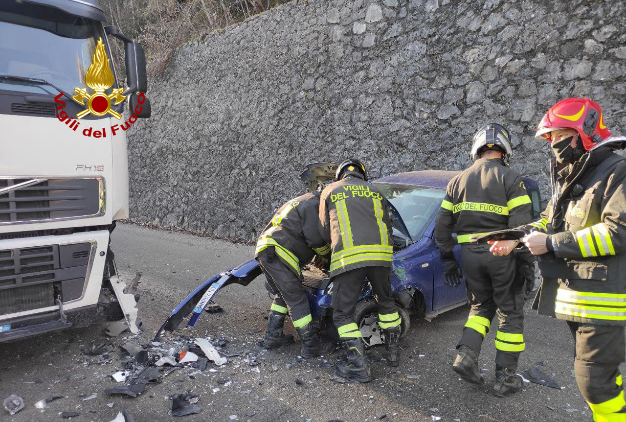 Schianto tra un’auto e un camion a Seren del Grappa: ferita una donna